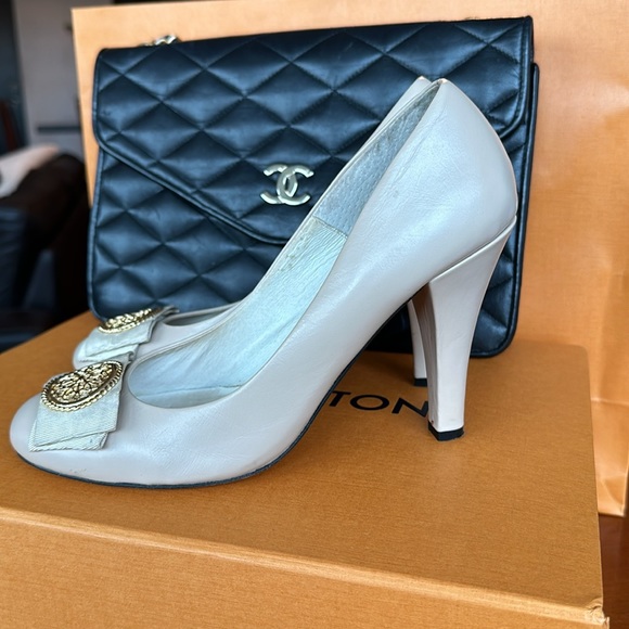 3 for $30💖 Dolce Vita Size 7.5 Leather Cream Pumps Shoes Heels Gold Buckle Bow - Picture 3 of 10